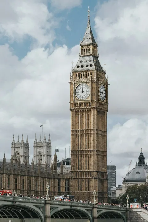 Houses of Parliament and Big Ben in London with a view of Westminster Bridge.